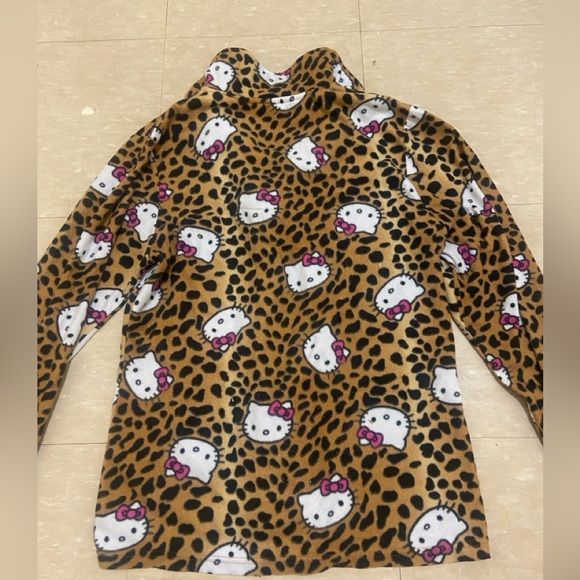 Hello kitty cheetah print Pj long sleeve top🧸🐆 - Picture 2 of 3